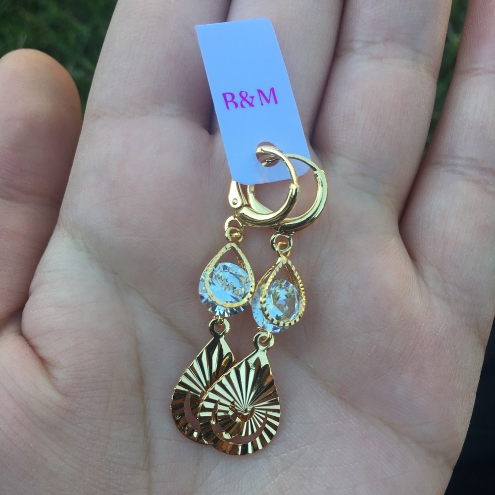 NWT dazzling gold dangling long earrings